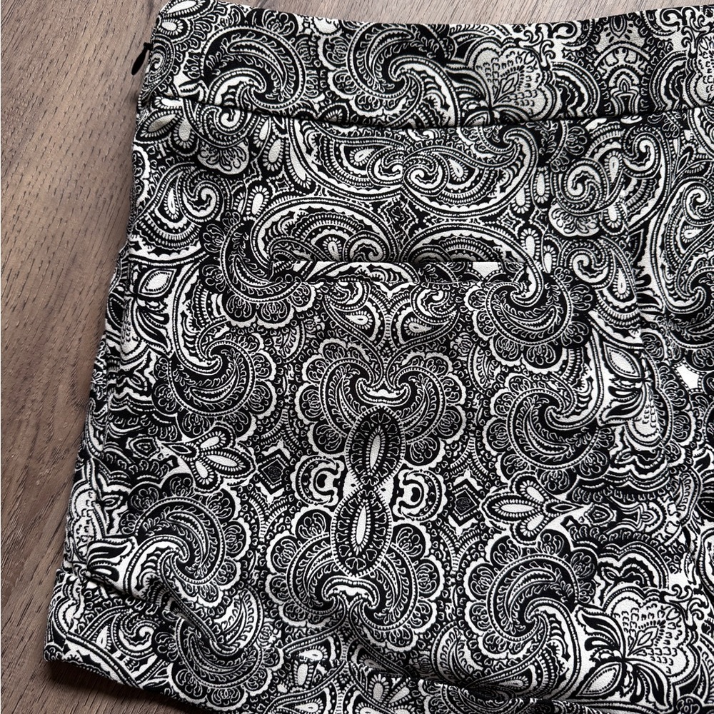 Express Black and White Paisley Shorts - Size 6 - Picture 10 of 14